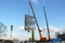 Montage eines 66 t schweren Werbepylons in Bispingen, durch den AC 500-2 von Krandienst schulz, Mrz 2011