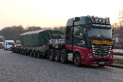 Kahl Schwerlast MB 4163 Actros SLT mit Nooteboom 3-7 Manoovr Tieflader und Schiffsdiesel Oberteil