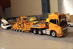 Franz Bracht KG Volvo FH 05 500 6x4 mit 4achs Tieflader und Kranzubeh�r