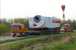 Transport eines Repower 5 M Wka Maschinenhauses zum Elbehafen Brunsb�ttel, April 2008.